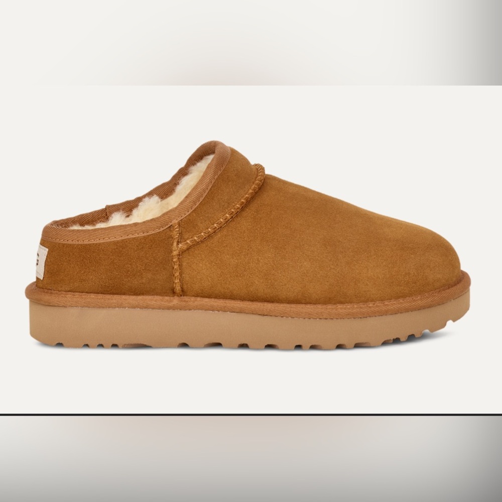 UGG women’s classic Slippers size 8